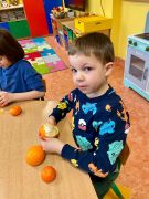 chłopiec obiera pomarańcze i mandarynki