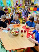 dzieci kroją jabłka