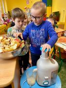 chłopiec wybiera jabłka na sok