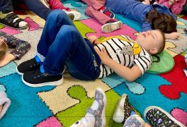 zrelaksowany chłopiec odpoczywa na dywanie