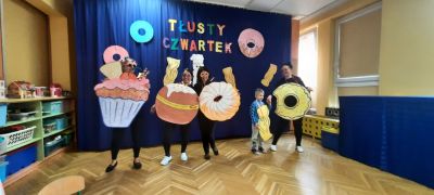 na scenie muffina, dwa pączki, faworek, donat