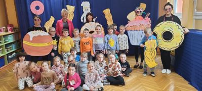 zdjęcie grupowe grupy Króliczki wraz z aktorami