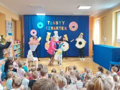 taniec Pani dyrektor z dzieckiem przebranym za faworka