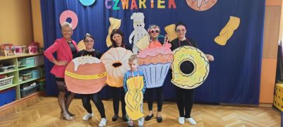 zdjęcie grupowe występującej w przedstawieniu kadry