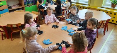 dzieci siedzą przy stolikach