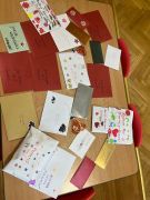 na stole leżą kartki walentynkowe dla dzieci