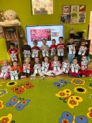 grupowe zdjęcie Puchatków z drzewami ozdobionymi sercami