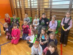 Grupowe zdjęcie dzieci z grupy Mądre Sówki