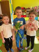 chłopcy i dziewczynka uśmiechają się