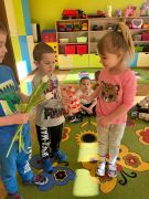 chłopiec daje dziewczynce laurkę w kształcie cyfry 8 