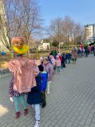 Korowód wszystkich grup wokół przedszkola z Marzanną na czele