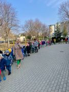 Korowód dzieci wokół przedszkola