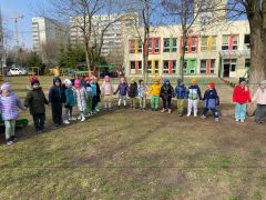 Dzieci na placu zabaw żegnają Marzannę