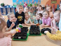 grupowe zdjęcie dzieci z grupy tygryski wraz z uprawami