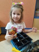 dziewczynka trzyma w ręku opakowanie nasion