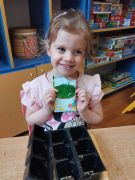 dziewczynka trzyma w ręku opakowanie nasion