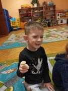 chłopiec trzyma w ręku kalarepę i próbuje jej smak