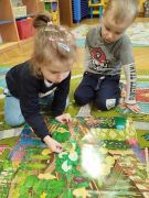 dzieci dopasowują brakujące elementy na plakacie