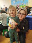 Chłopiec wraz z Mamą prezentuje swoją pisankę