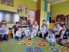 Pani czyta pierwszą zagadkę