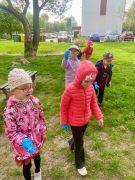 Dzieci w rękawiczkach spacerują poszukując śmieci