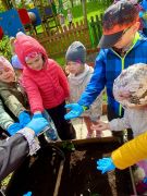 dzieci biorą nasiona do posadzenia 