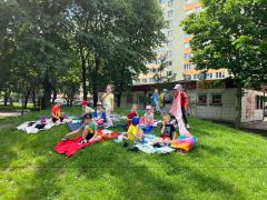 Dzieci z grupy Puchatki odpoczywają na kocykach