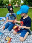 dwóch chłopców dzieli się przekąskami