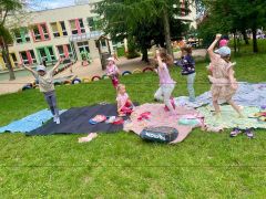 dziewczynki tańczą na kocach