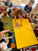 dzieci układają słońce z zakładek