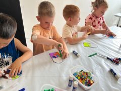 Puchatki wykonują pracę plastyczną