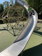 dziecko zjeżdża na zjeżdżalni