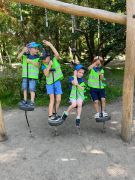 dzieci wspinają się