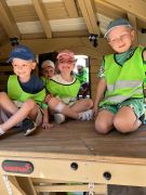 dzieci chowają się w drewnianym domku