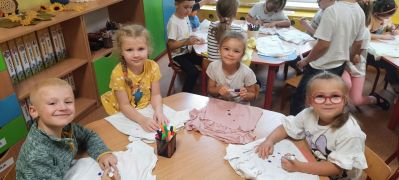 Mądre Sówki ozdabiają kropkami koszulki 