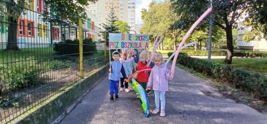Dzieci w trakcie przemarszu z okazji Dnia Przedszkolaka