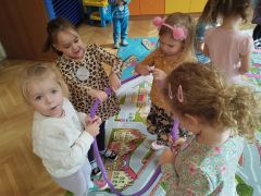 Dzieci bawią sią rurkami