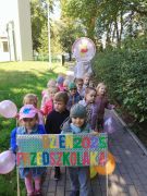 Dzieci w trakcie przemarszu z okazji Dnia Przedszkolaka