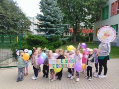 Dzieci w trakcie przemarszu z okazji Dnia Przedszkolaka