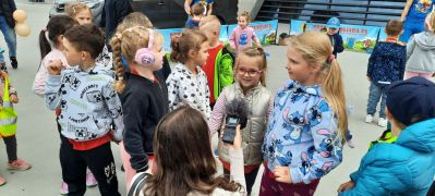 Dzieci rozmawiają o przebiegu Dnia Przedszkolaka
