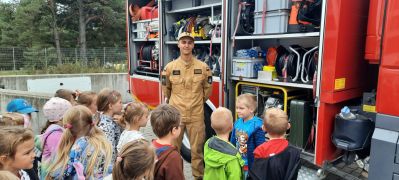 Dzieci oglądają wóz strażacki