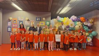 Grupa Sówek pozuje do zdjęcia