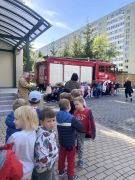 Po zakończonej ewakuacji dzieci oglądają wóz strażacki