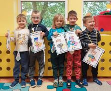 Zdjęcie grupowe chłopców z Puchatków