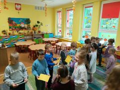 Dziewczynki wręczają kolegom prezenty 
