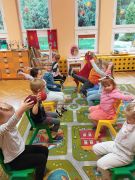 Dzieci siedzą na krzesełkach