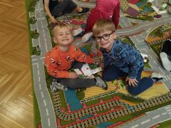 Chłopcy pozują na dywanie