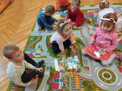 Dzieci bawią się na dywanie