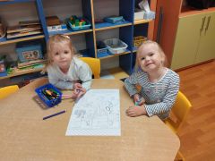 Tygryski wykonują pracę plastyczną