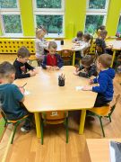 Króliczki ozdabiają swoją maskę superbohatera